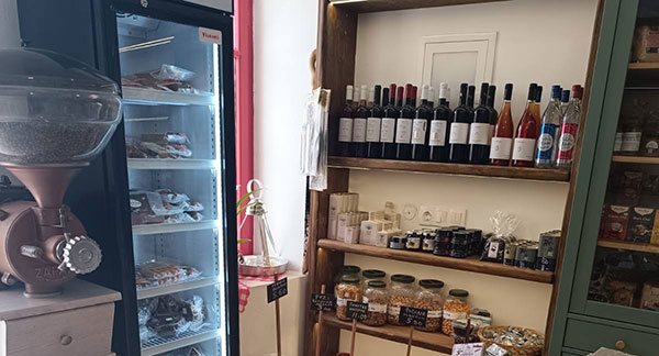 Ρακή κρασί και μπύρα με μικρά μεζεδάκια στην Τζια
